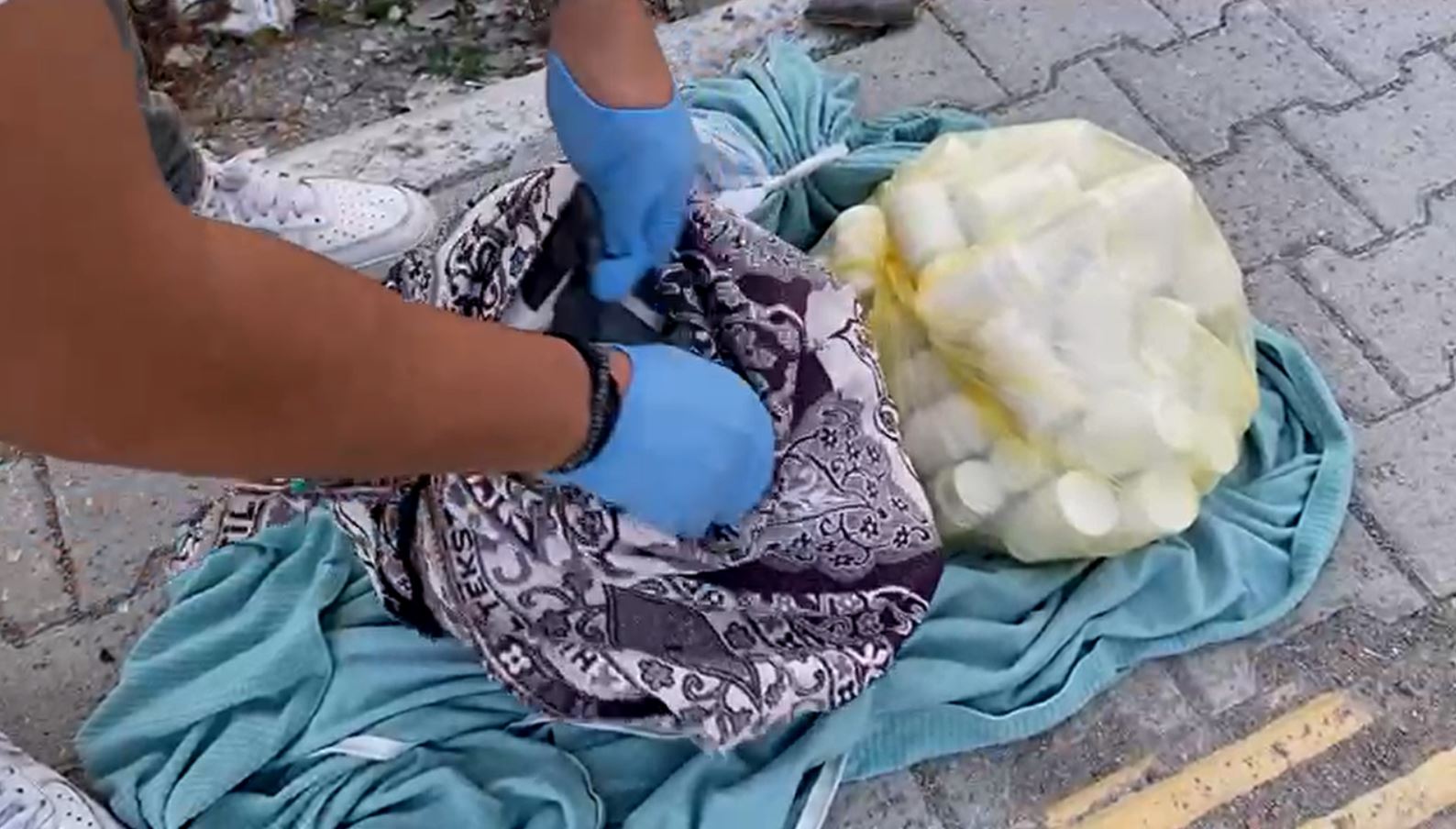 Samsun’da düzenlenen uyuşturucu operasyonunda, polis ekipleri 2 kişiyi çarşafa sarılı