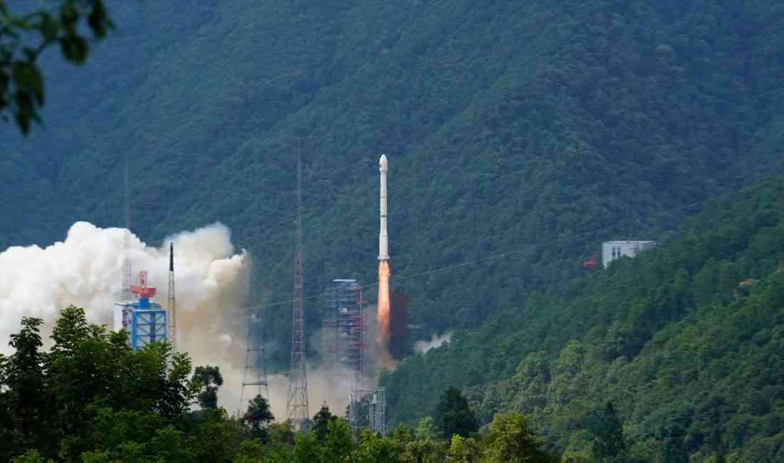 Çin, Xichang Uydu Fırlatma Merkezi’nden yeni bir başarıya imza atarak