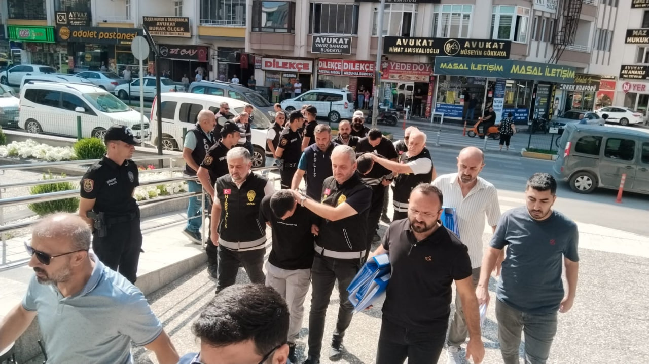 Çorum’da, ağır hasarlı araçların kimlik bilgilerini çalıntı, hacizli veya yurt