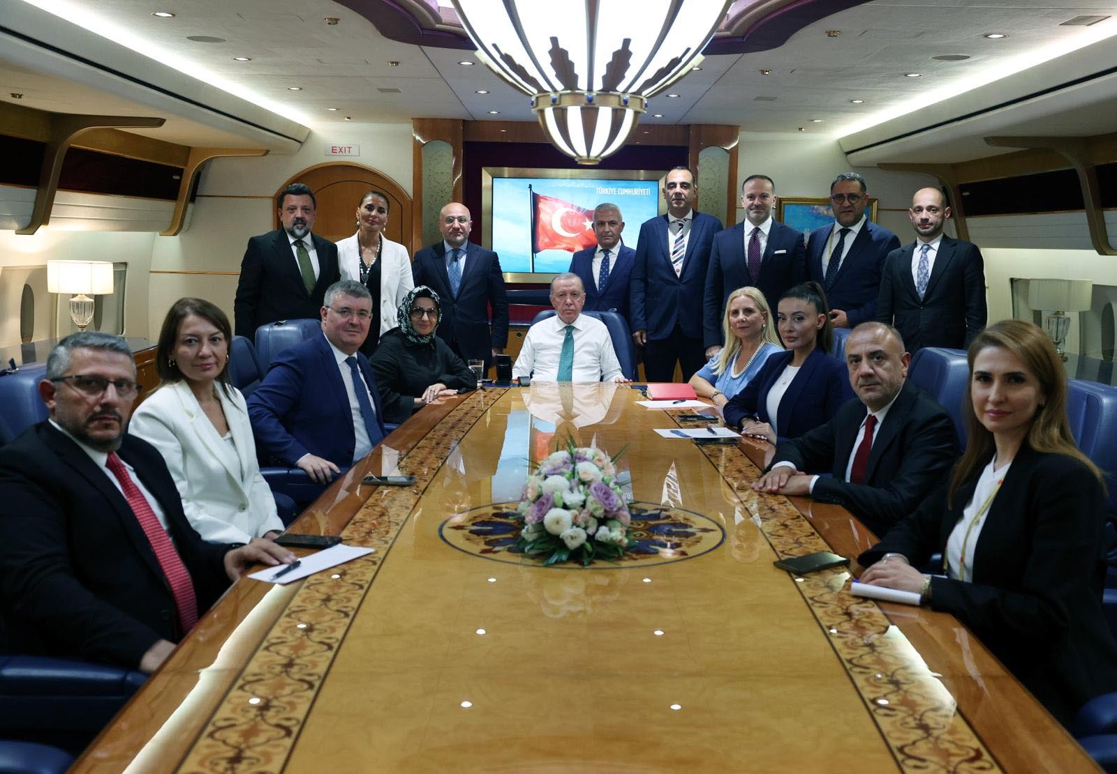 Cumhurbaşkanı Recep Tayyip Erdoğan, Katar ziyareti dönüşünde uçakta gazetecilerin sorularını