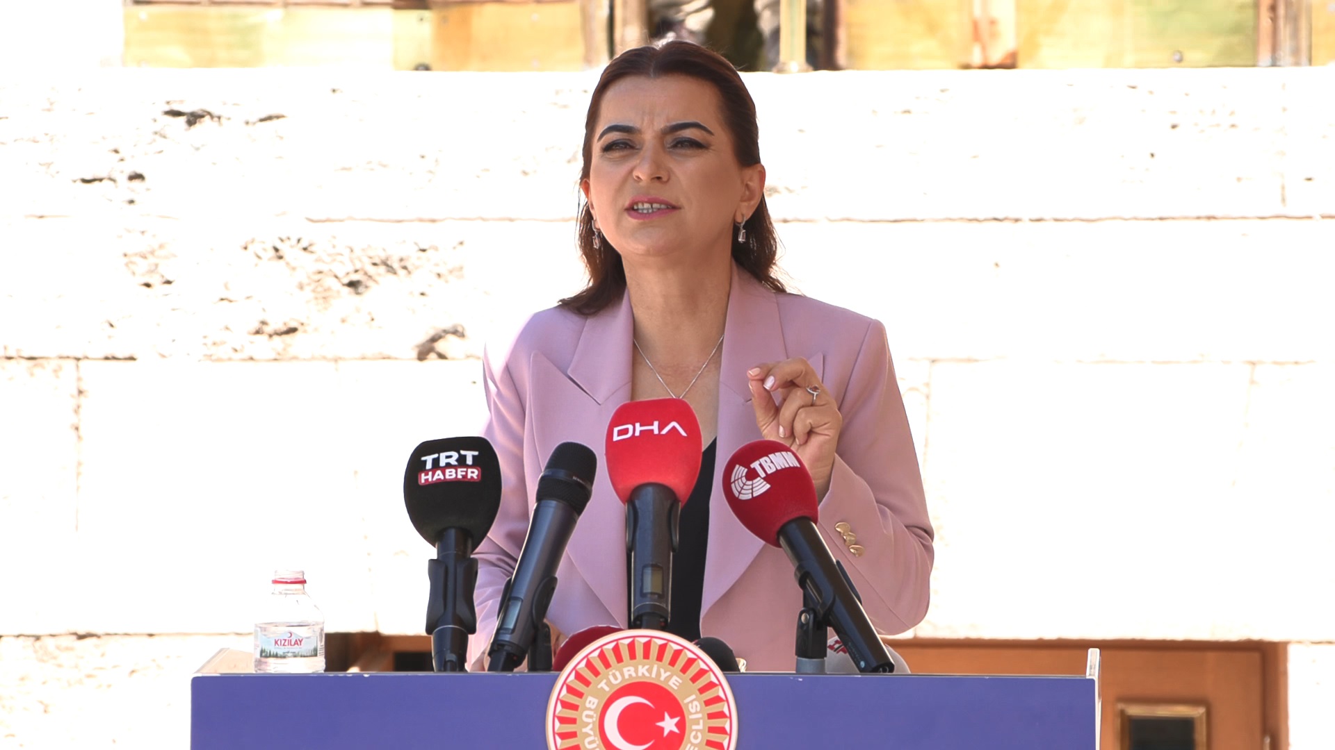 DEM Parti Grup Başkanvekili Gülistan Kılıç Koçyiğit, TBMM’de düzenlediği basın