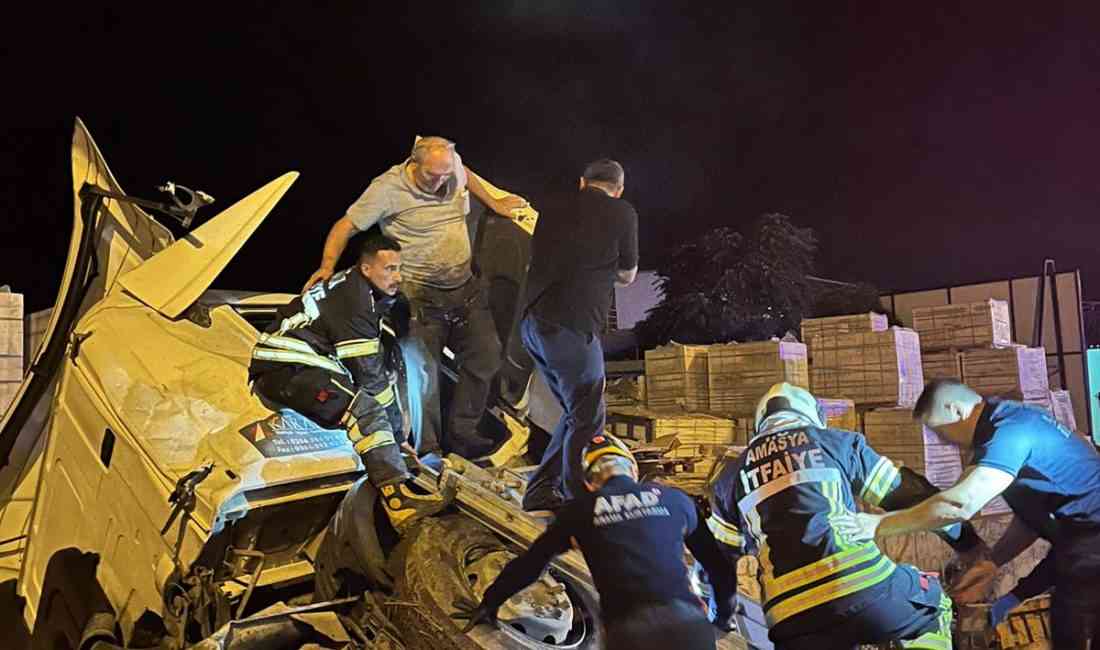 Amasya’nın Beşgöz mevkisinde yağış nedeniyle kontrolden çıkan tanker devrildi. Kazada