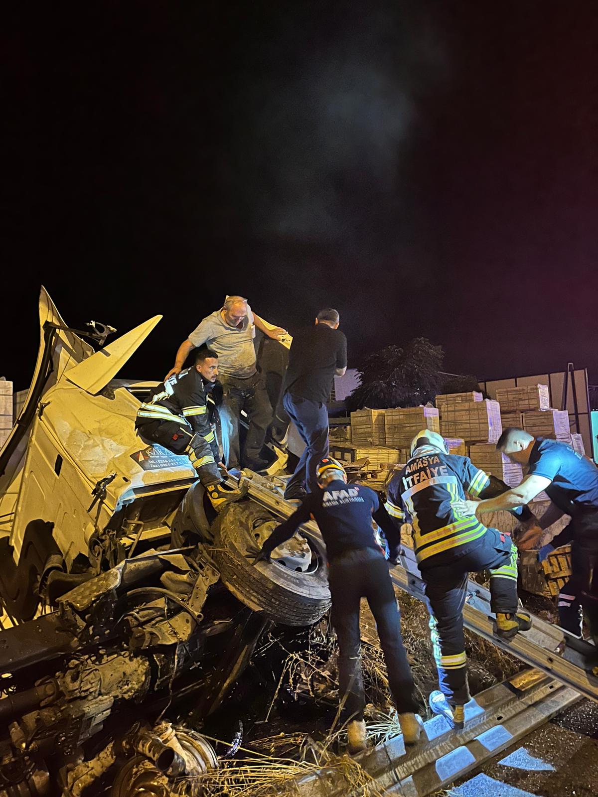 Amasya’nın Beşgöz mevkisinde yağış nedeniyle kontrolden çıkan tanker devrildi. Kazada