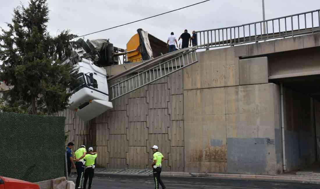 İzmir’in Bornova ilçesinde yağmur nedeniyle kayganlaşan yolda devrilen TIR’ın kupası