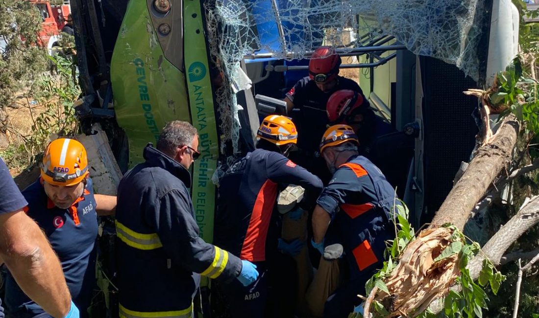 Antalya’da Halk Otobüsü Devrildi: Şoför Hayatını Kaybetti, Yolcu Hafif Yaralandı Antalya’da, direksiyon başında fenalaşan halk otobüsü şoförü Sait Avcı’nın kullandığı