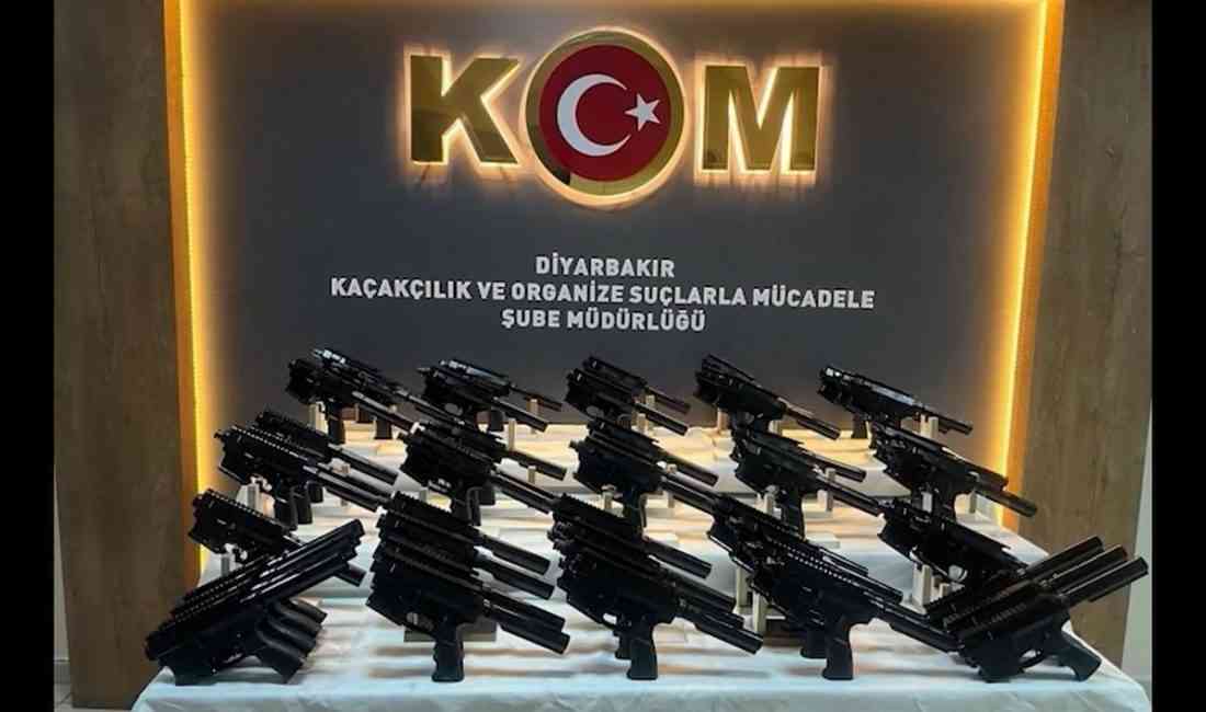 Diyarbakır’da polis ekiplerince düzenlenen operasyonda çok sayıda silah ve silah