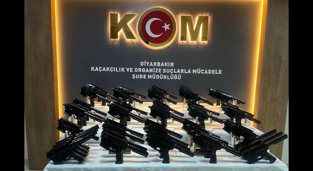 Diyarbakır’da polis ekiplerince düzenlenen operasyonda çok sayıda silah ve silah