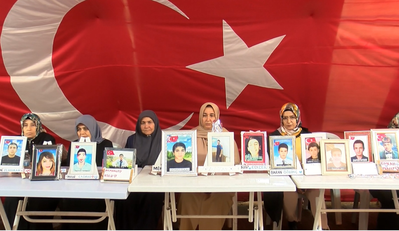 DİYARBAKIR’da, çocuklarının terör örgütü PKK tarafından dağa kaçırıldığını söyleyen ailelerin,