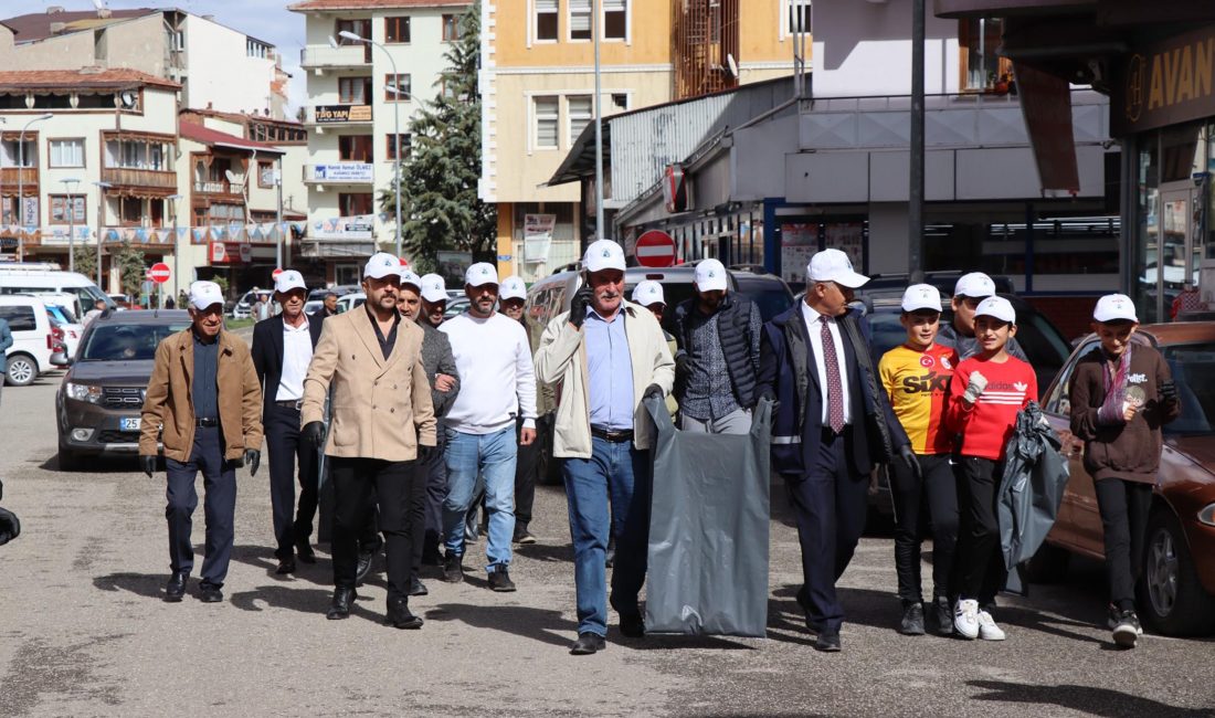 Erzurum’un Oltu ilçesinde Dünya Temizlik Günü kapsamında düzenlenen etkinlikte öğrenciler,