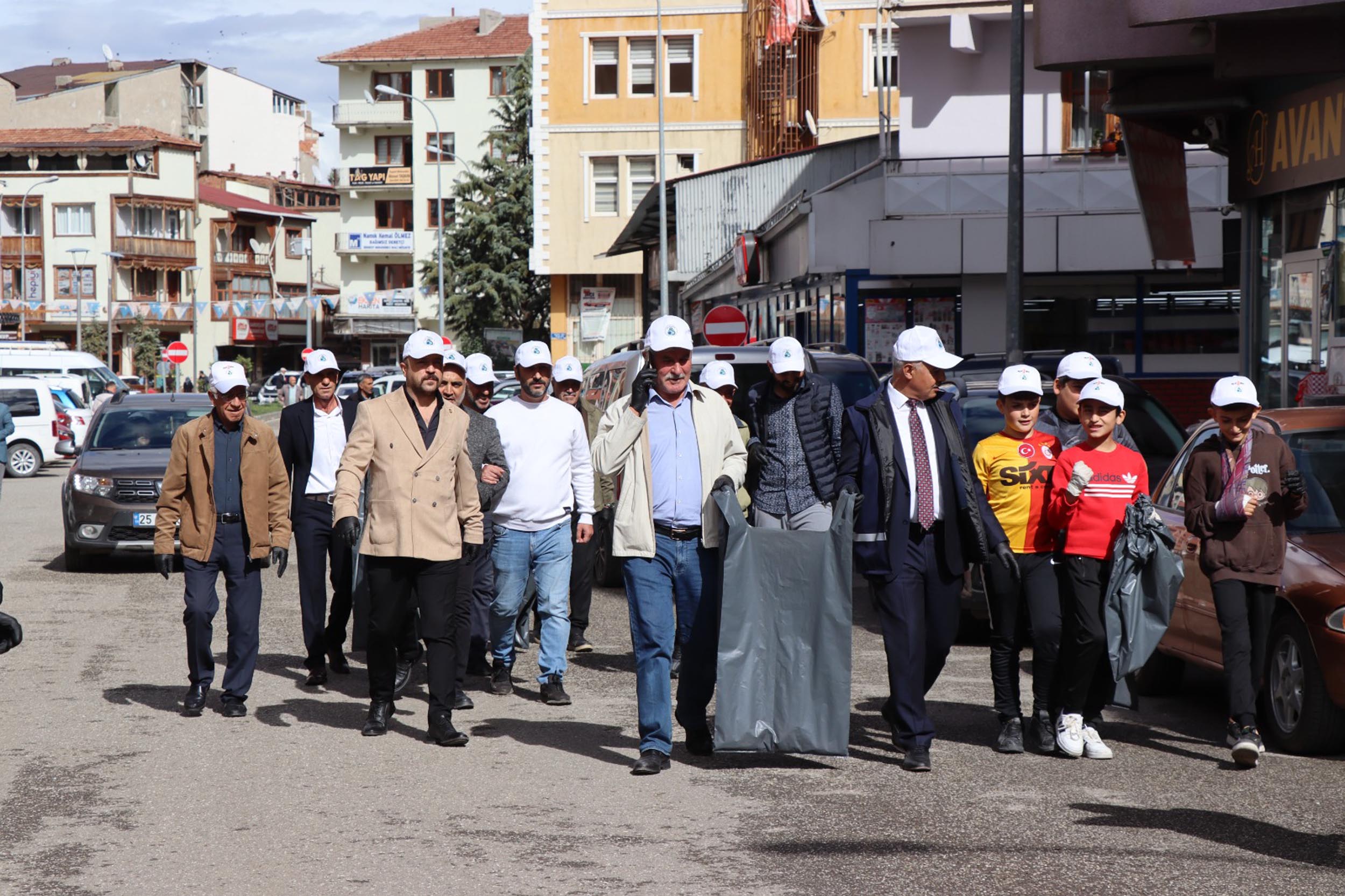 Erzurum’un Oltu ilçesinde Dünya Temizlik Günü kapsamında düzenlenen etkinlikte öğrenciler,