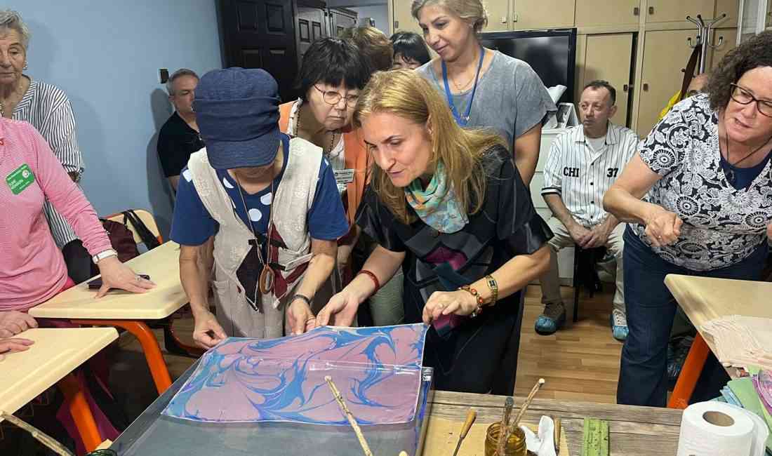 İzmir’de bir hafta boyunca Türk ailelerin yanında kalan Japon misafirler,