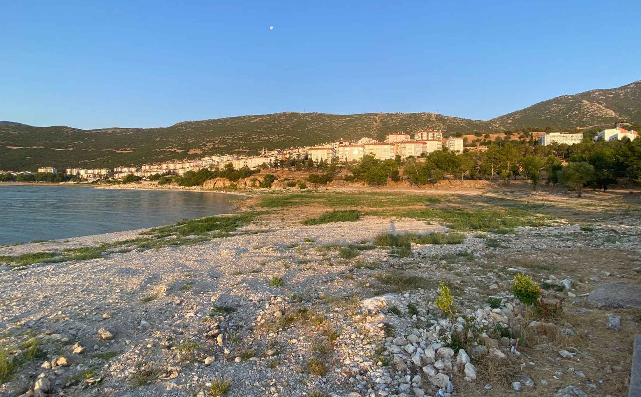 Eğirdir Gölü‘nün Altınkum kıyılarında, sazlıkların kesilmesi büyük tepki çekti. Türkiye