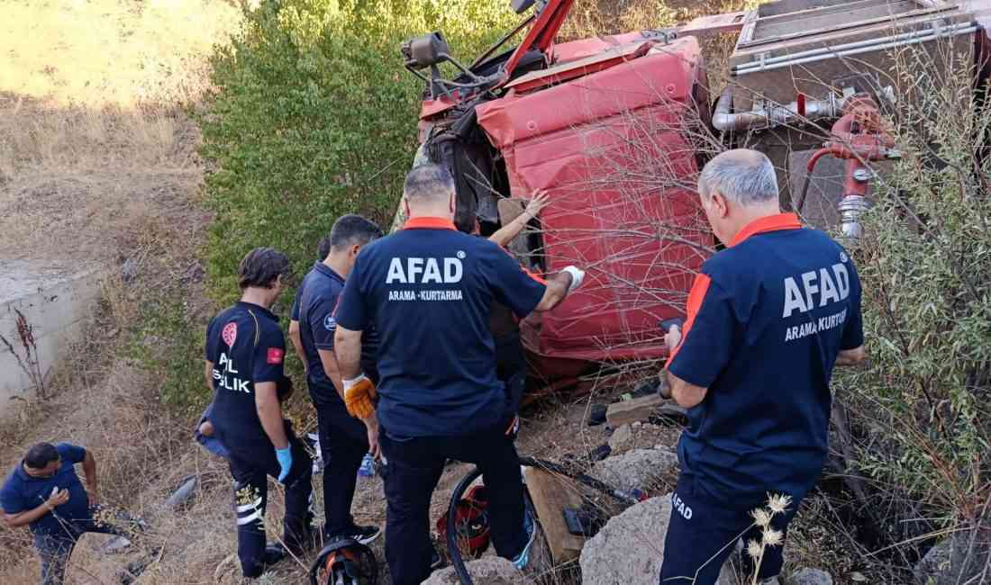 Elazığ’da, yangına takviye için giden bir itfaiye aracı şarampole yuvarlanarak