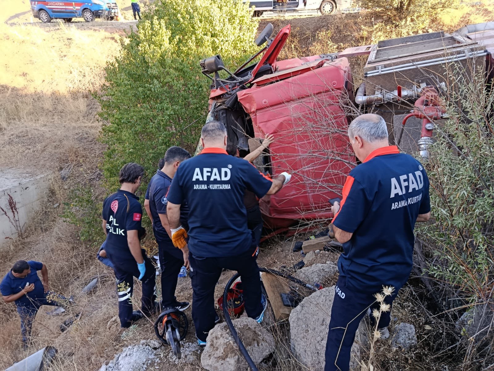 Elazığ’da, yangına takviye için giden bir itfaiye aracı şarampole yuvarlanarak