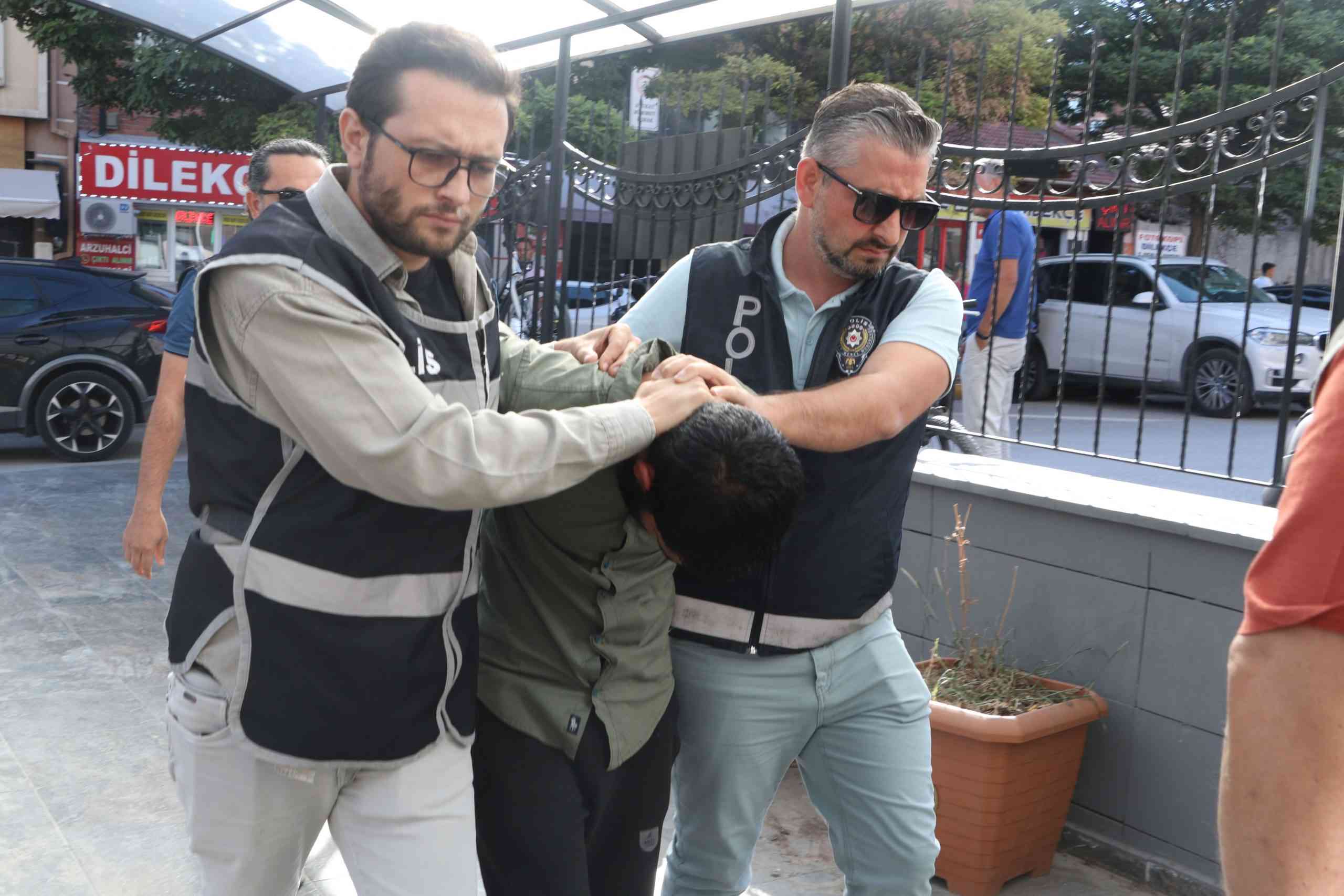 Eskişehir’in Odunpazarı ilçesinde, sokak ortasında eşini darp eden Ali H.,