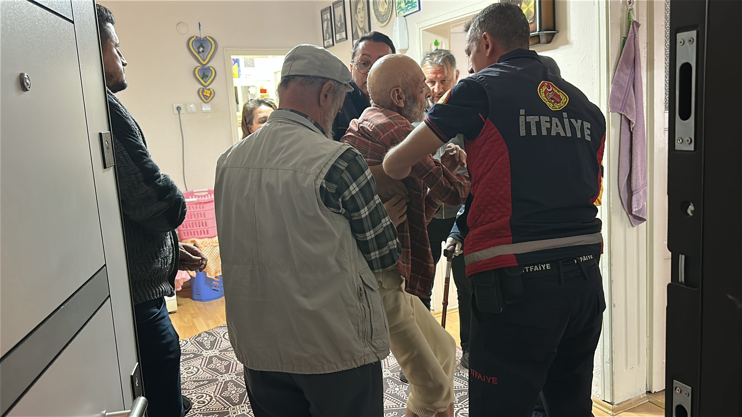 Kütahya’da tek başına yaşayan 80 yaşındaki Ahmet Üye, evinde düşerek