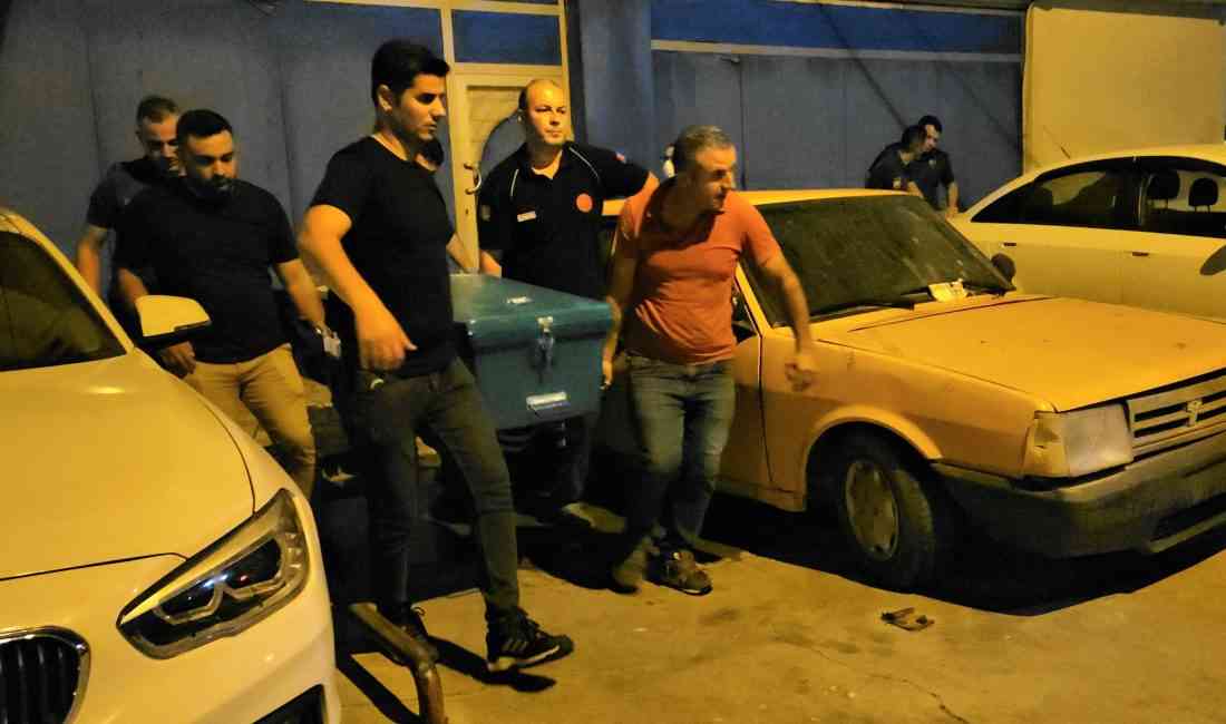 Adana’nın Seyhan ilçesinde Eser Barış (49), evinin önünde uğradığı silahlı