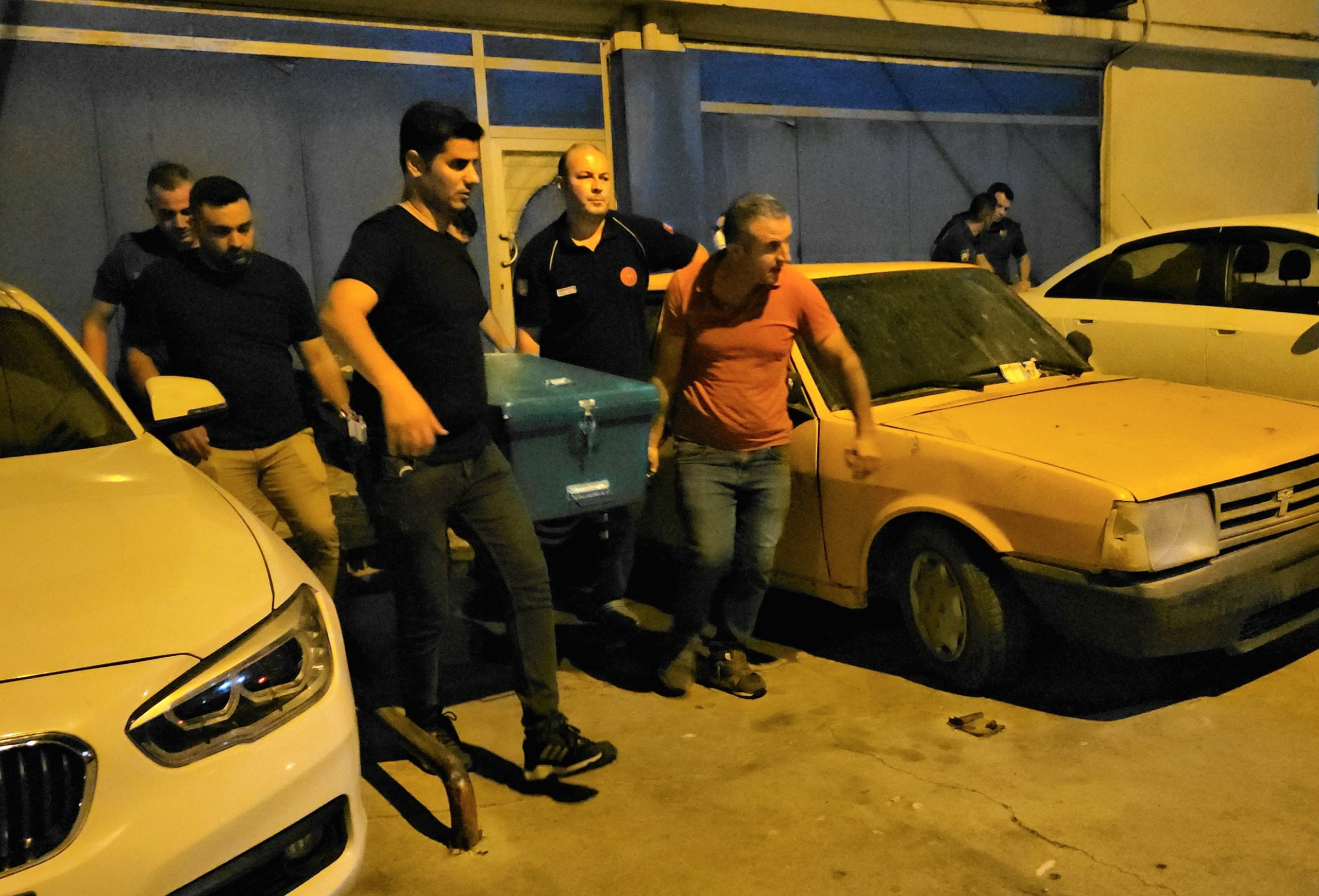 Adana’nın Seyhan ilçesinde Eser Barış (49), evinin önünde uğradığı silahlı