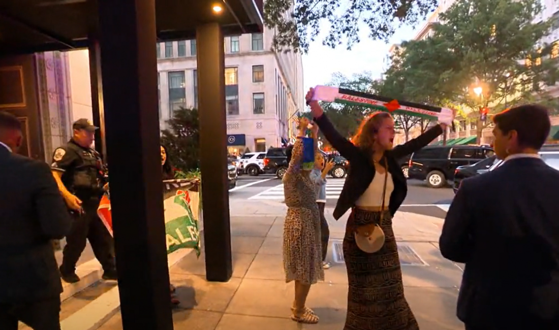 Trump, Washington’da Restoranda Protesto Edildi: “Trump, Çağımızın Hitler’i” Sloganları Atıldı ABD Başkanı Donald Trump, Washington’da katıldığı bir restoranda, Gazze’deki İsrail’e