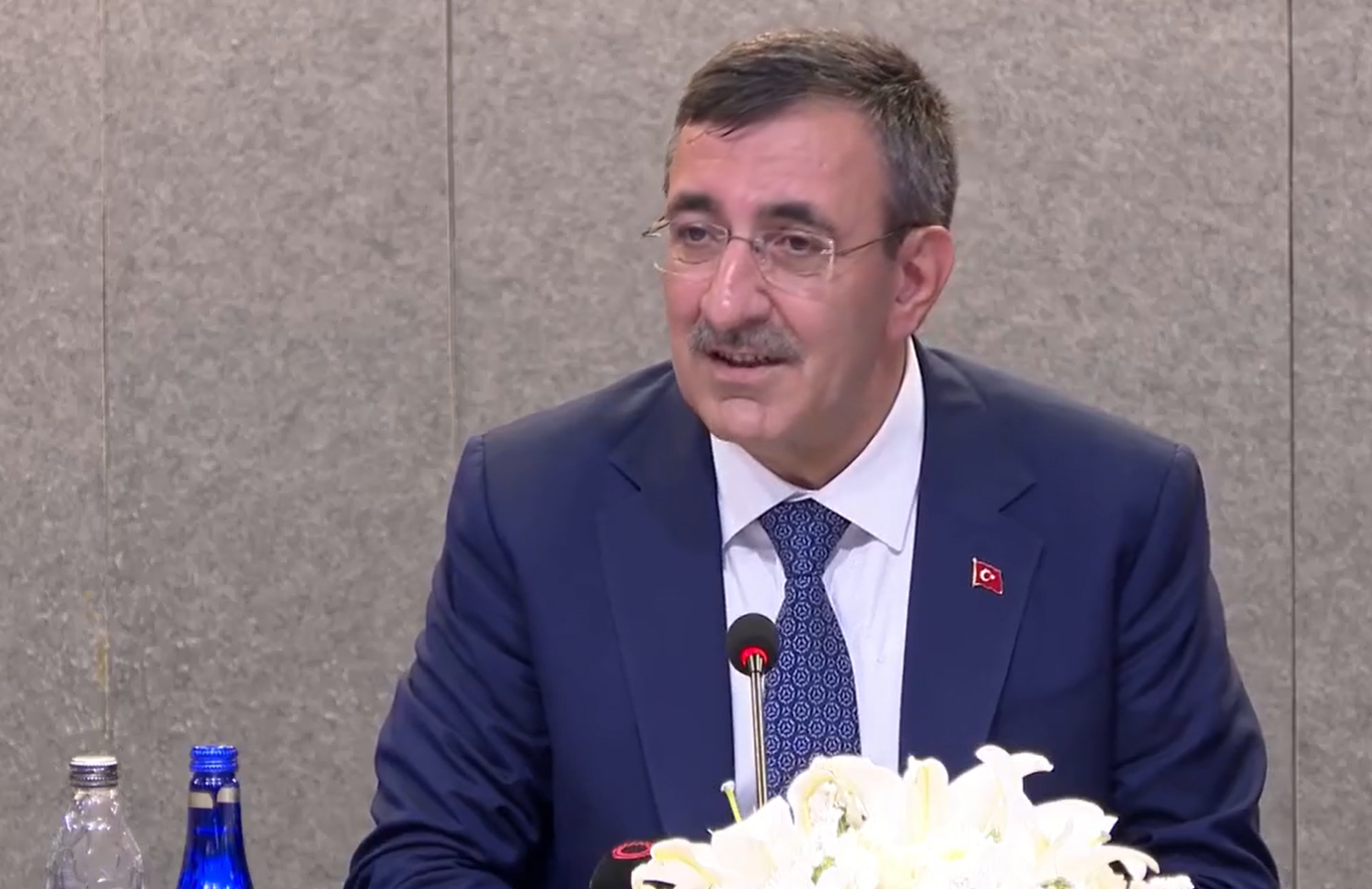 Cumhurbaşkanı Yardımcısı Cevdet Yılmaz, AK Parti Bahçelievler İlçe Başkanlığı’nda yaptığı