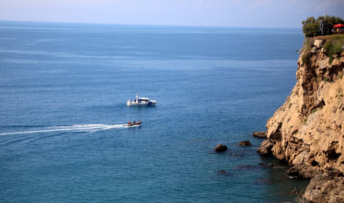 Antalya’da Falezlerden Düşen Kadının Cesedi 30 Kilometre Uzakta Bulundu Antalya’nın Muratpaşa ilçesi Çağlayan Mahallesi’nde, Düden Şelalesi‘nin denize döküldüğü noktada,
