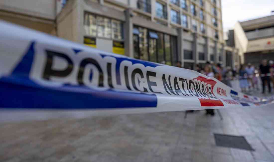 Fransa’nın Marsilya kentinde bir otel ve fast food restoranı önünde