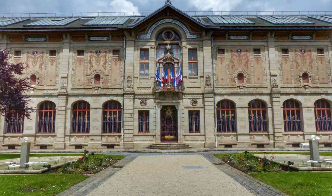 Fransa’nın Limoges şehrindeki Adrien Dubouche Ulusal Müzesi‘nde dün gece 9,5