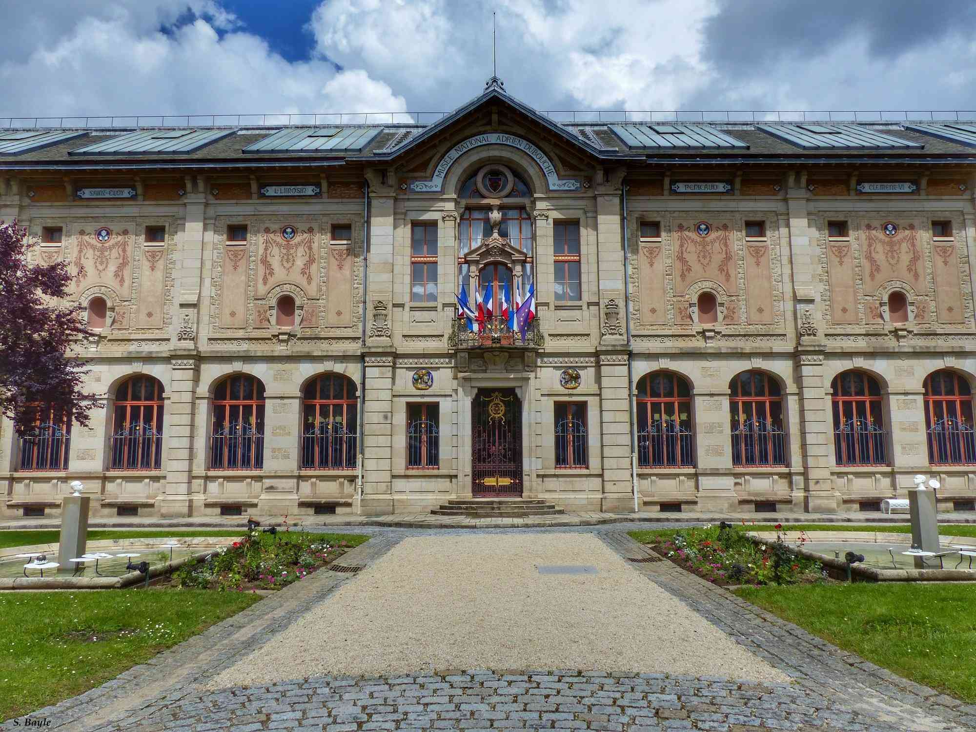 Fransa’nın Limoges şehrindeki Adrien Dubouche Ulusal Müzesi‘nde dün gece 9,5