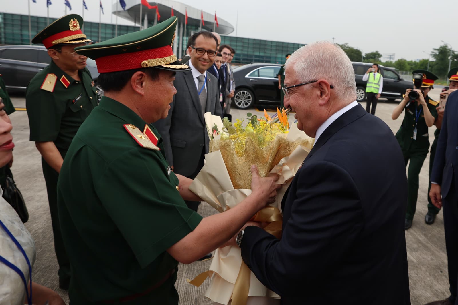 Milli Savunma Bakanı Yaşar Güler, Vietnam Savunma Bakanı’nın Davetiyle Hanoi’ye
