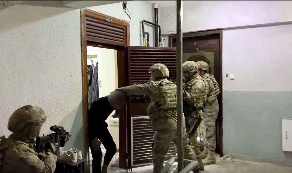 Gaziantep’te jandarma ekiplerinin düzenlediği DEAŞ operasyonunda gözaltına alınan 2 yabancı