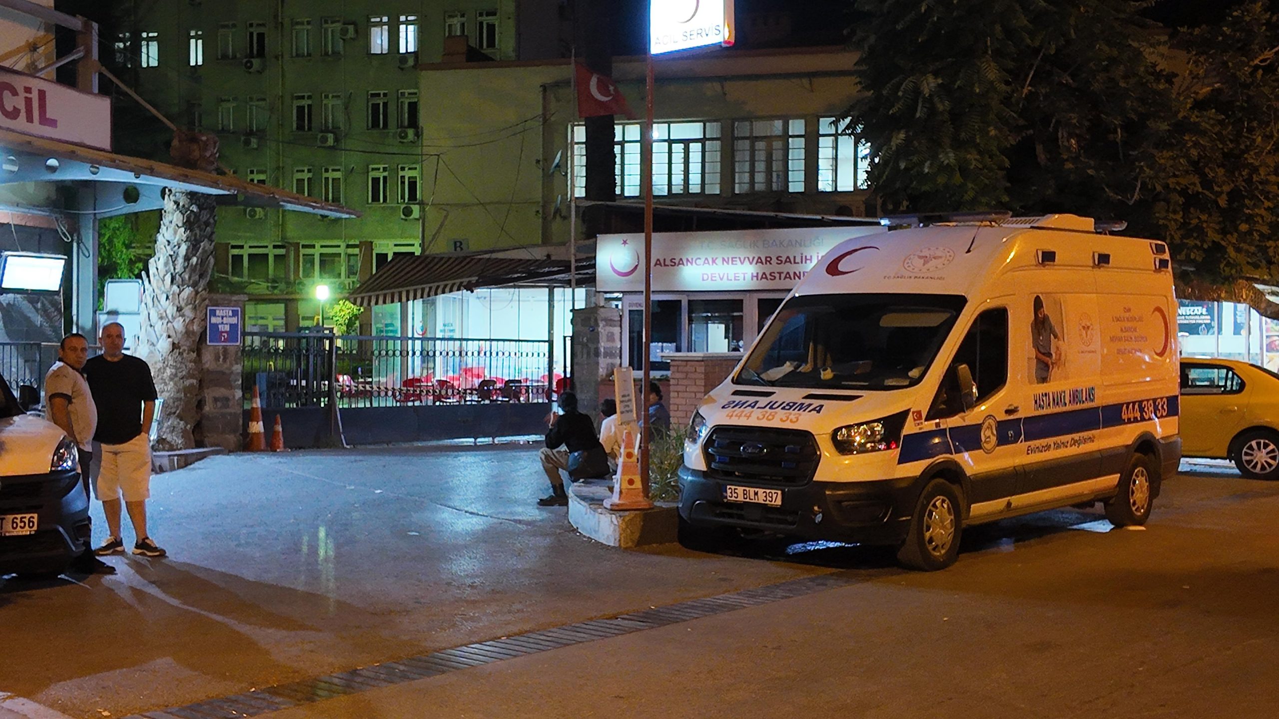 İzmir’in Konak ilçesinde Göztepe taraftarı iki grup arasında çıkan bıçaklı