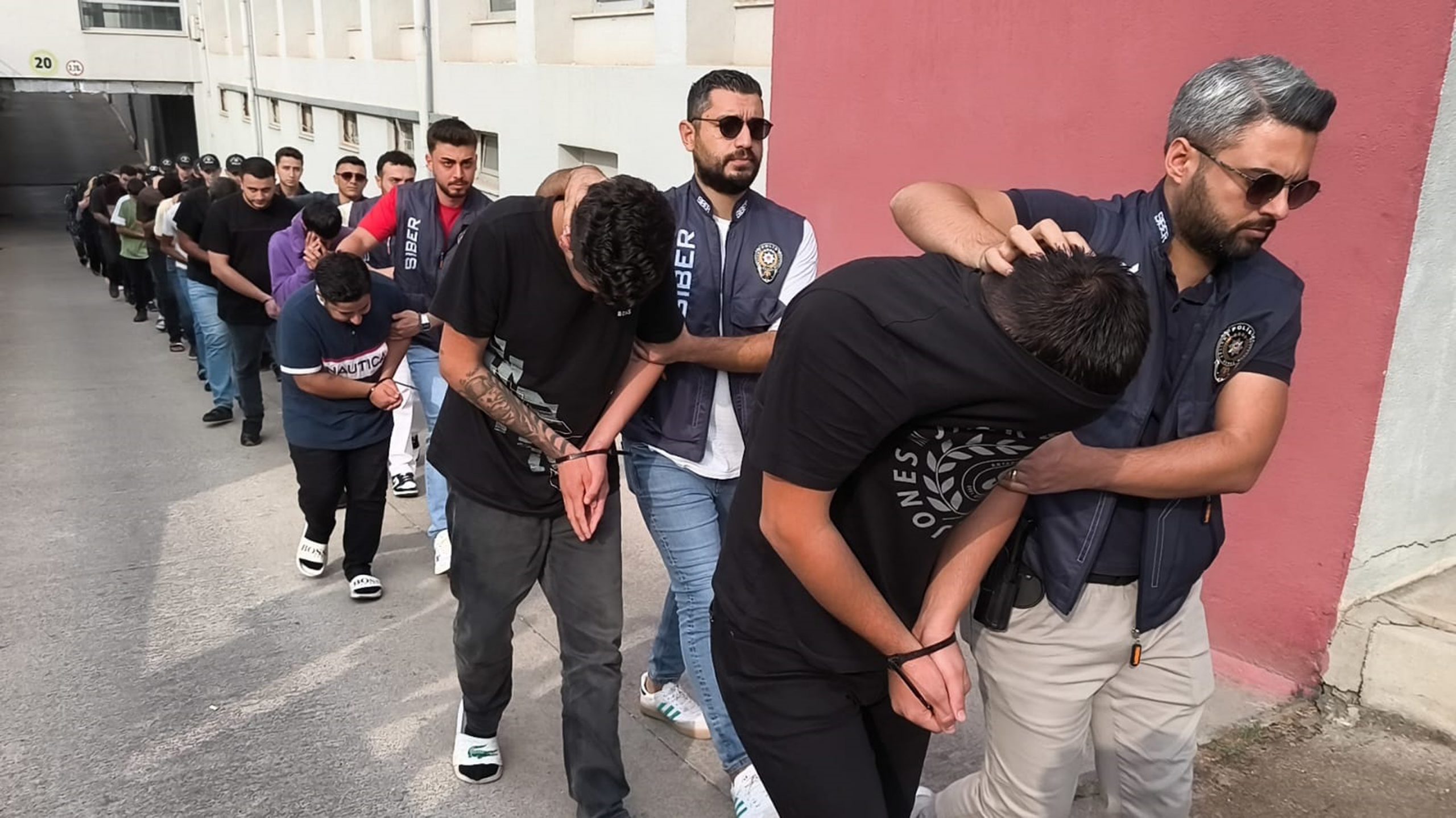 Adana merkezli üç ilde yasa dışı bahis şebekesine yönelik düzenlenen
