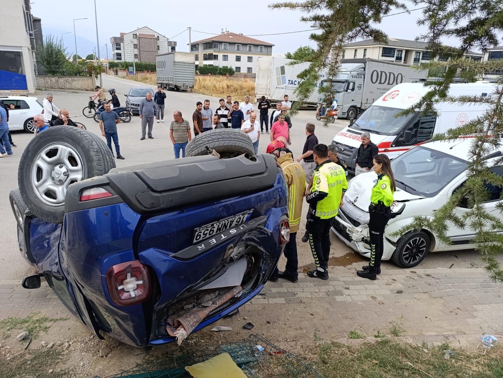 Bursa’nın İnegöl ilçesinde hafif ticari araç ile cipin çarpışması sonucu