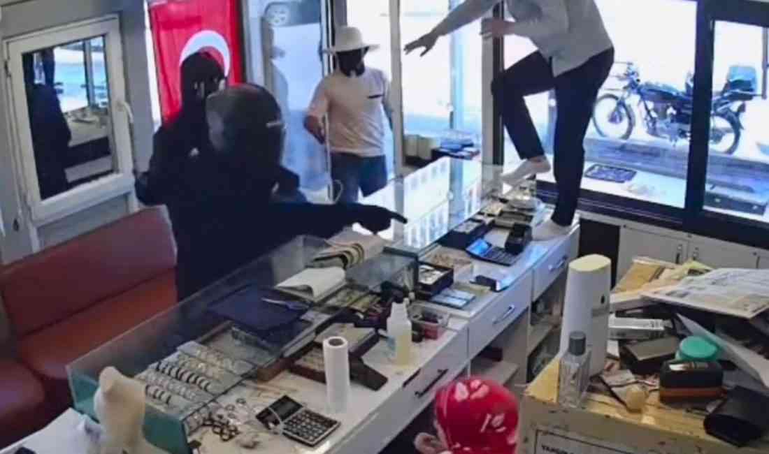 Hatay’ın Payas ilçesinde kuyumcu dükkanını soymaya çalışan 3 şüpheli, iş