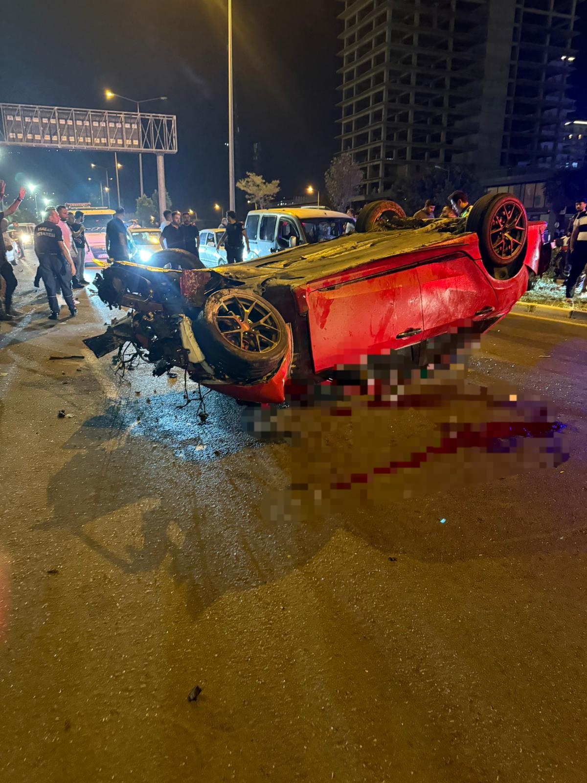 Hatay’ın İskenderun ilçesinde kontrolden çıkan otomobil, motosiklete çarptıktan sonra takla
