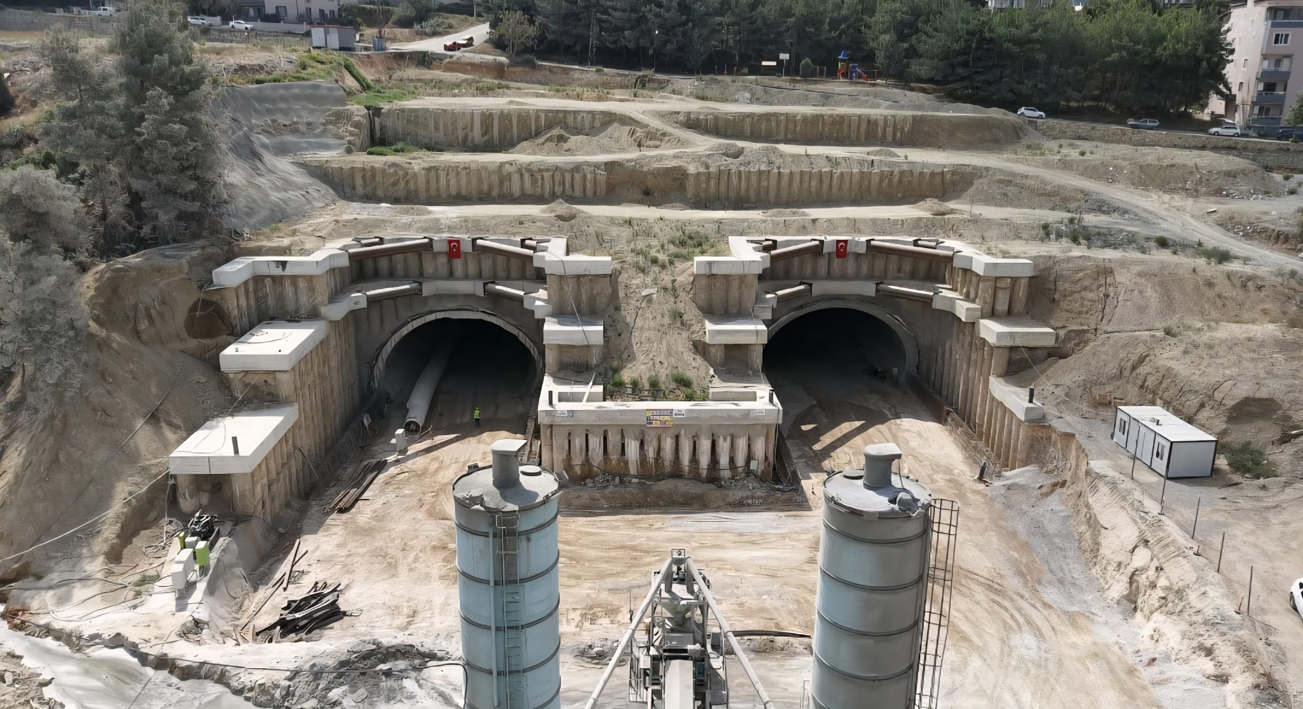 Hatay’da yapımı süren Belen-Topboğazı Otoyolu Tüneli, 8,5 kilometre uzunluğu ve