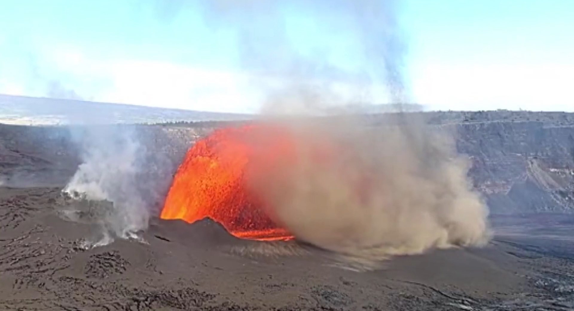 ABD’nin Hawaii adasındaki Kilauea Yanardağı, aralık ayından bu yana 32’nci