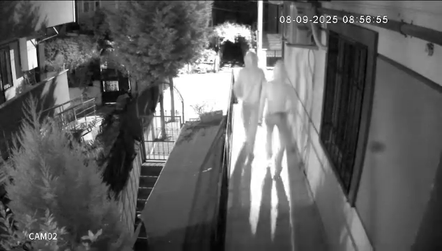 Kocaeli’nin Darıca ilçesinde, bir apartmana giren iki şüpheli, kapıları zorlamalarına