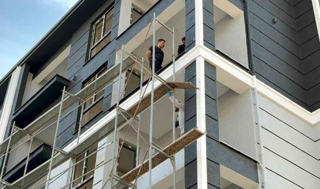 Tekirdağ’ın Çorlu ilçesinde, inşaat iskelesinde boya yaparken dengesini kaybedip 4.