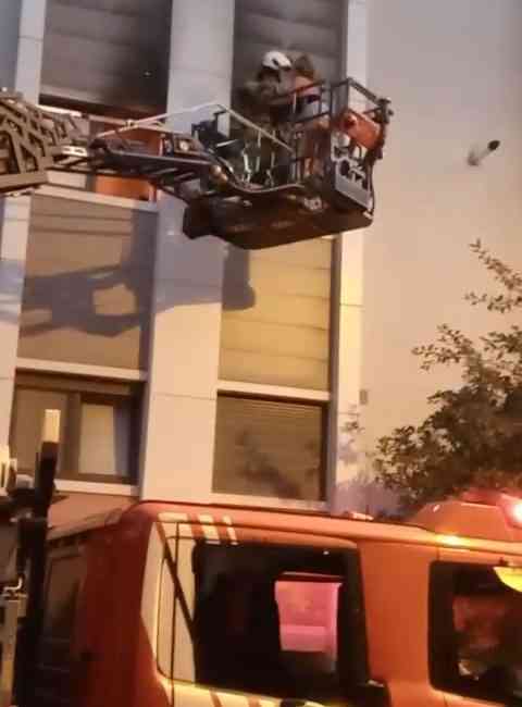 İstanbul Ataşehir’de, 5 katlı bir binanın 2. katında çıkan yangında