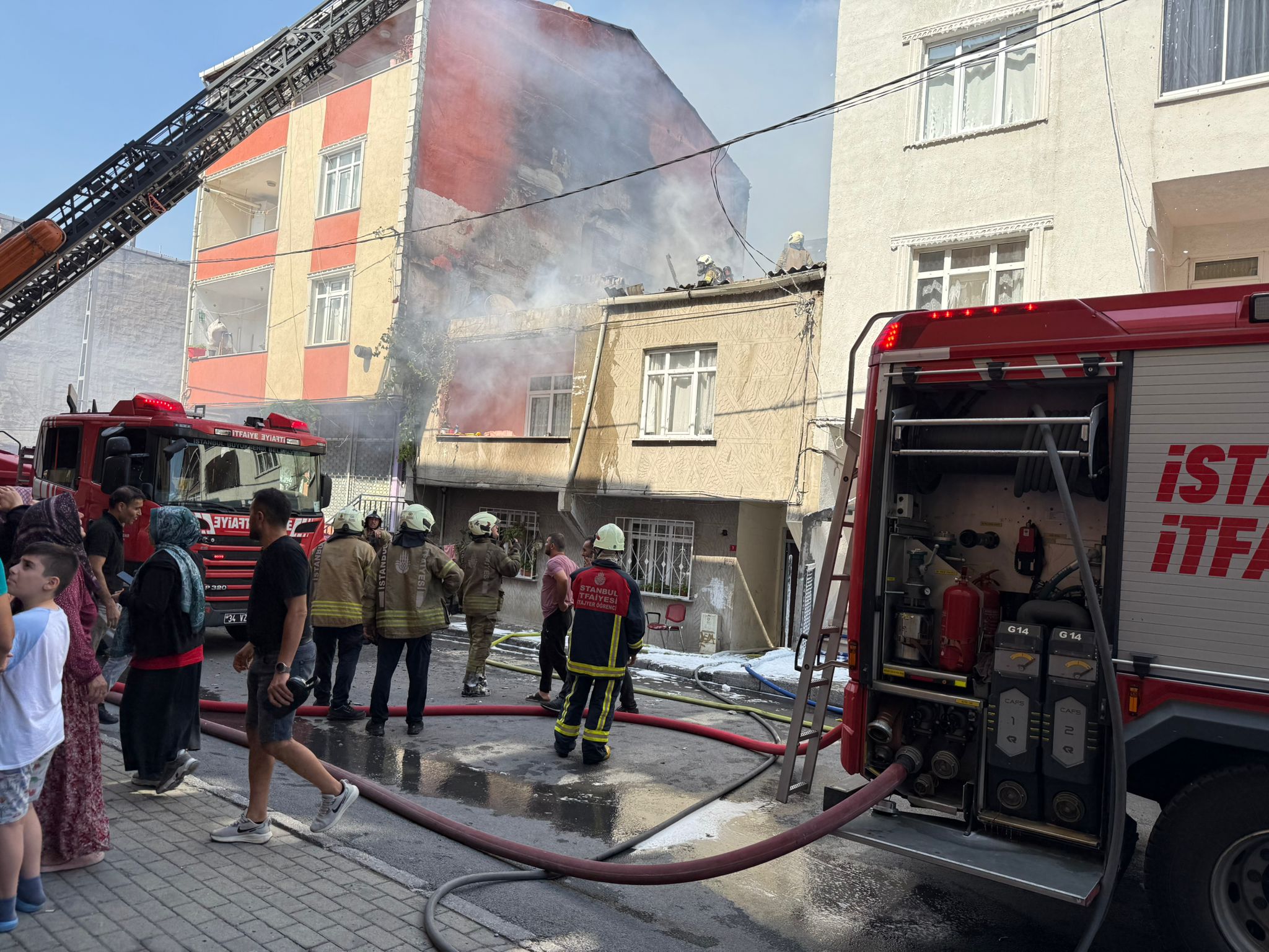 Avcılar’da Çatı Yangını Büyüyerek 4 Bina Zarar Gördü, İtfaiye Ekipleri