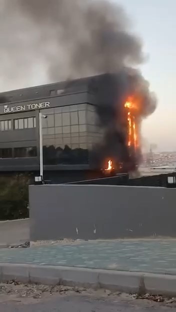 Avcılar ilçesinde, bugün sabah saatlerinde bir toner fabrikasında başlayan yangın