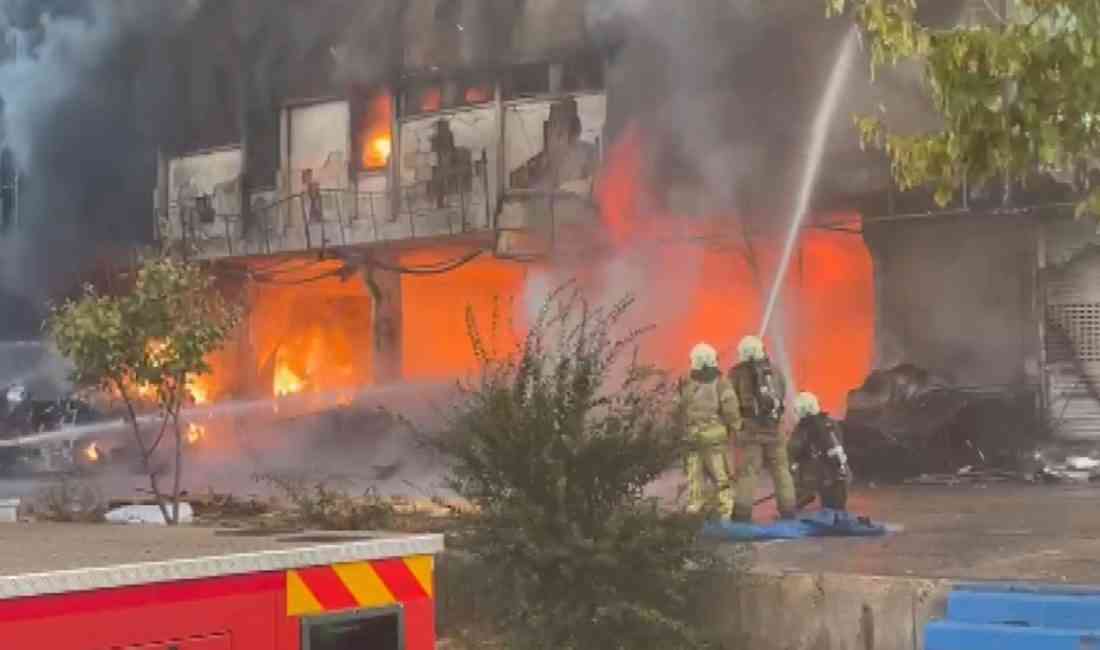 İstanbul Bağcılar’da bulunan İstanbul Toptancılar Çarşısı’nda (İSTOÇ) çıkan yangın paniğe