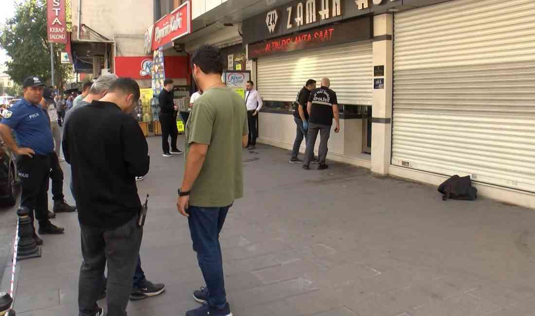 İstanbul’un Bağcılar ilçesinde, öğle saatlerinde bir kuyumcu dükkanına gerçekleştirilen soygun