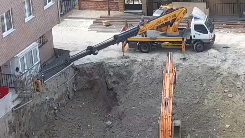 Bahçelievler‘de, bir inşaatın temel kazısı sırasında yanındaki 5 katlı binanın