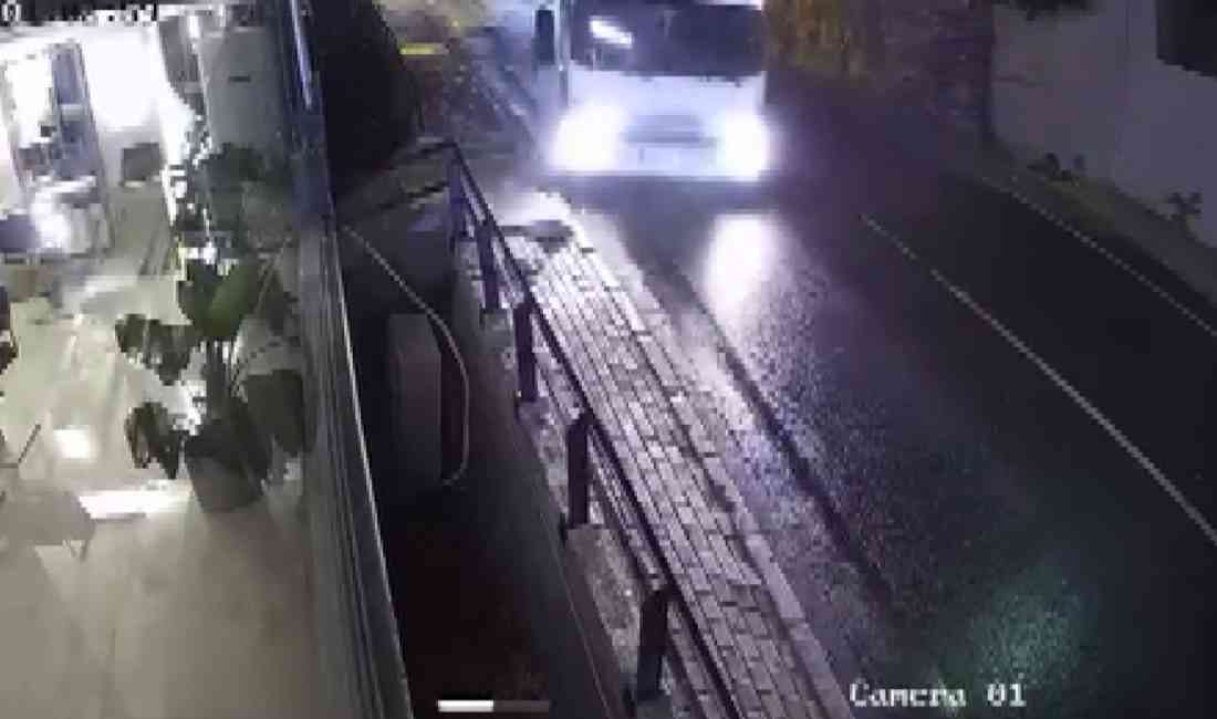 İstanbul Beşiktaş’ta yağmur nedeniyle kayganlaşan yolda direksiyon hakimiyetini kaybeden kamyon