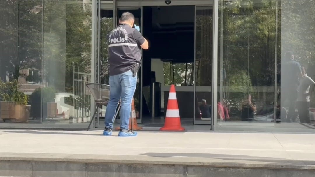 İstanbul Beylikdüzü’nde bir kişi, boşanma aşamasındaki eşini pompalı tüfekle yaraladı.