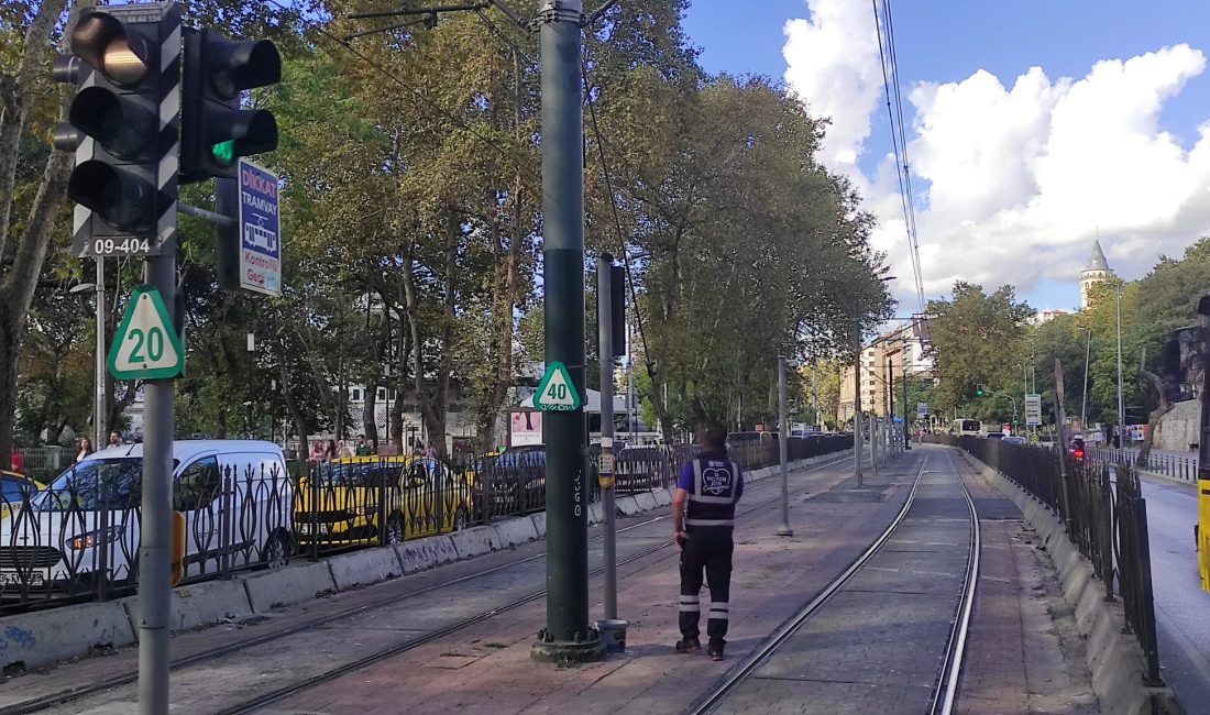 İstanbul Beyoğlu’nda Tophane tramvay durağında yolun karşısına geçmeye çalışan bir