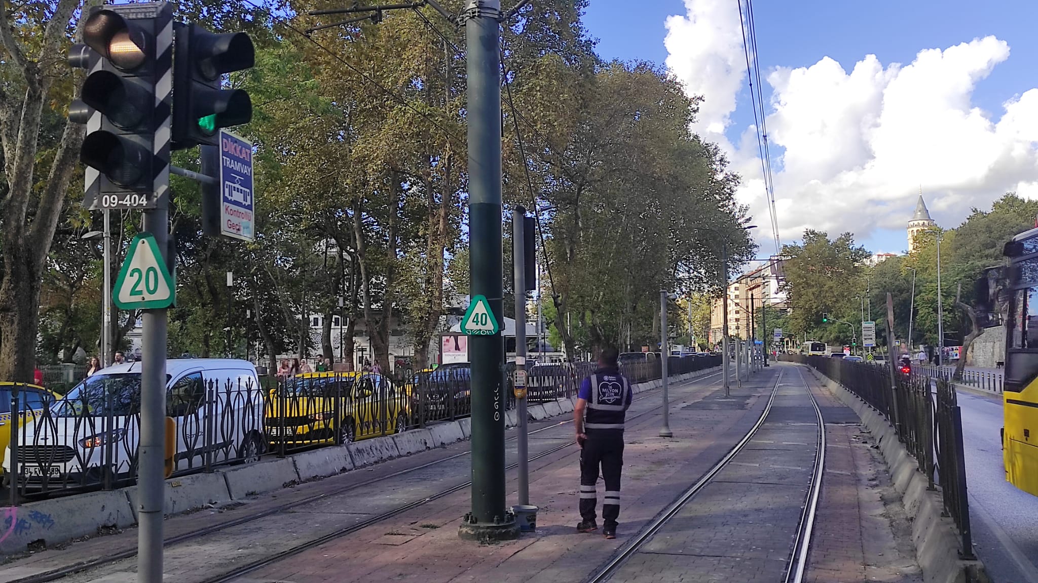 İstanbul Beyoğlu’nda Tophane tramvay durağında yolun karşısına geçmeye çalışan bir