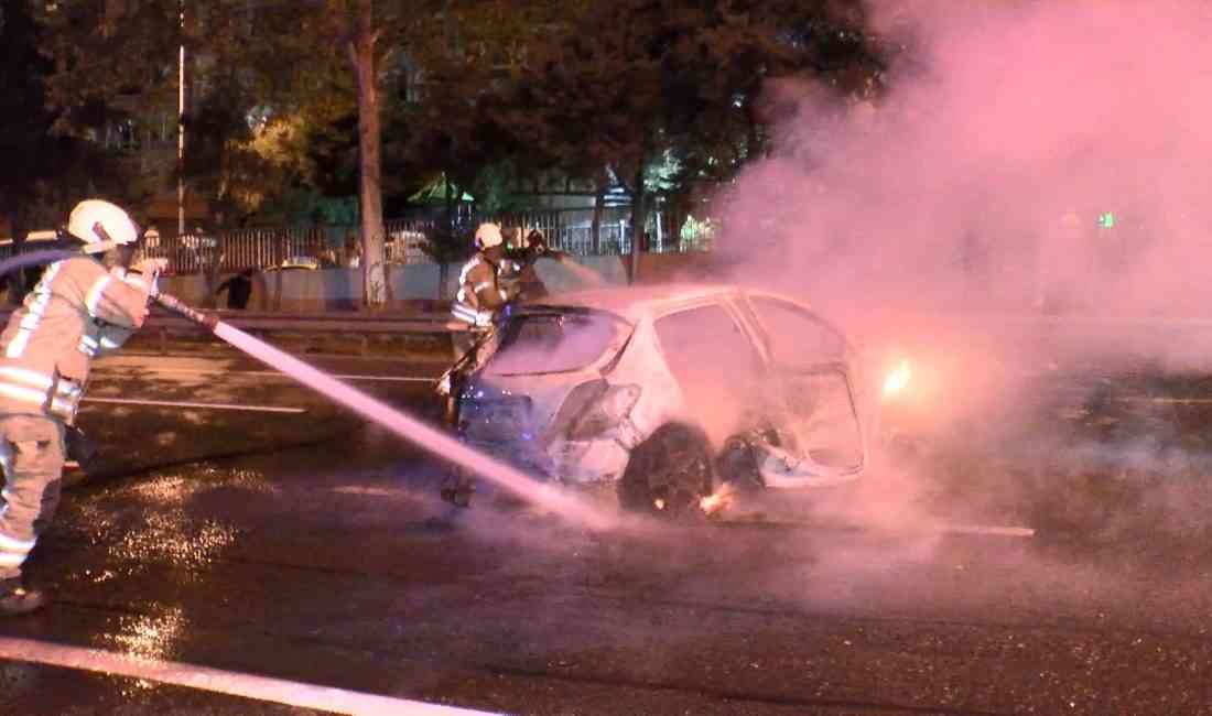İstanbul’un Esenler ilçesinde sürücüsünün direksiyon hakimiyetini kaybettiği otomobil bariyerlere çarptıktan